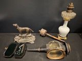 un grand nombre d'objets anciens qui se trouvent sur la table