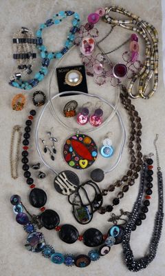 de nombreux colliers et bracelets de toutes sortes étalés par terre