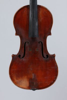 un vieux violon avec un archet sur fond blanc