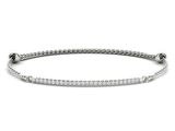 un bracelet en or blanc avec des diamants sur fond blanc