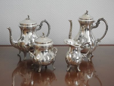 deux théières en argent posées sur une table en bois