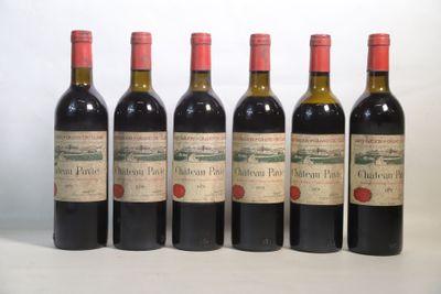 six bouteilles de vin sont alignées sur une table