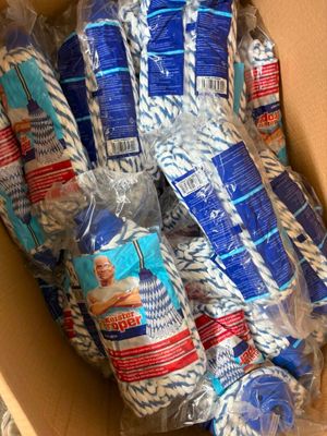 une boîte remplie de ficelle bleue et blanche emballée dans du plastique