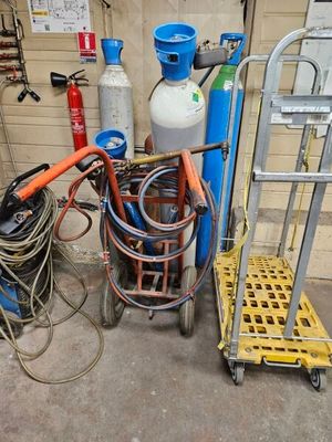 On trouve dans ce garage de nombreux types de bouteilles de gaz et d'équipements