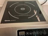 une image représentant une plaque de cuisson dotée d'un écran numérique