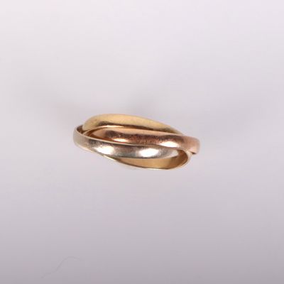 gros plan d'une bague en or sur une surface blanche