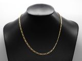 un collier à chaîne en or sur le cou d'un mannequin