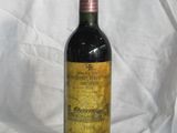 une bouteille de vin posée sur une table