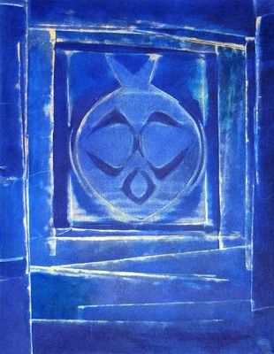 peinture représentant une porte bleue ornée d'un motif circulaire