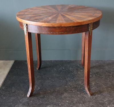 Table basse ronde. Style Louis XV.