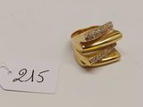 un gros plan sur une bague en or avec une étiquette de prix