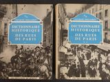 deux livres posés sur une table, avec une photo en noir et blanc représentant une foule
