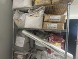 une étagère métallique remplie de cartons et de papiers