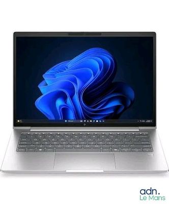 une image représentant un ordinateur portable posé sur une surface blanche, sur fond bleu