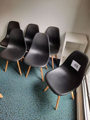 several chairs are lined up in a row in a room