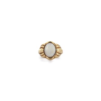 Bague en or jaune 585‰ et opale cabochon en serti clos, épau…