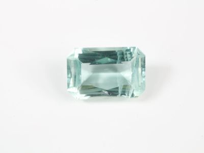 une tourmaline vert aigue-marine sur fond blanc