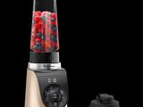 un mixeur dans lequel il y a beaucoup de fruits