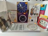 de nombreux objets divers exposés sur une table