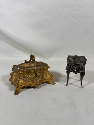 paire de figurines anciennes en bronze représentant une femme et un homme