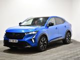 un SUV Toyota C-HR bleu garé sur un sol à damier