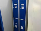 deux casiers dans une petite pièce dont la porte est bleue