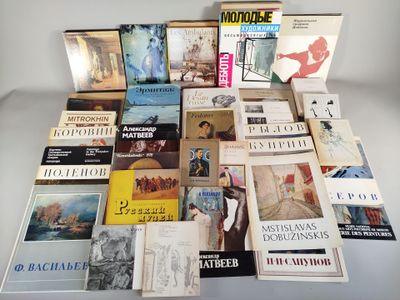 beaucoup de livres sur la table