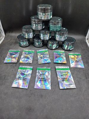 plusieurs paquets de cartes à collectionner Pokémon posés sur une table