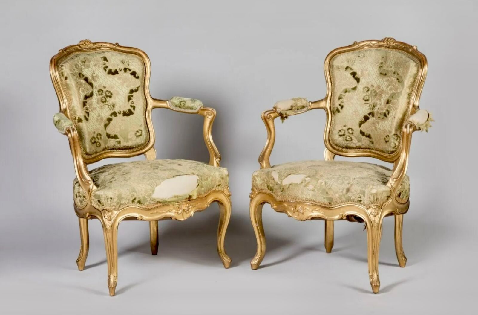 *SUR DESIGNATION* Paire de fauteuils cabriolets en bois scul…