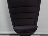 une image représentant une chaise noire posée sur un sol à carreaux
