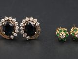 deux paires de boucles d'oreilles en émeraude et diamant