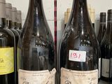 plusieurs bouteilles de vin sont alignées sur un comptoir
