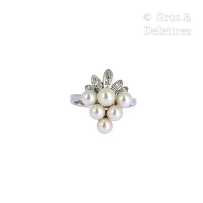 une image représentant une bague en perle blanche et diamants sur fond blanc