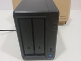 une image représentant un ordinateur de bureau noir posé sur une table blanche