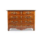 une commode ancienne avec un plateau en marbre