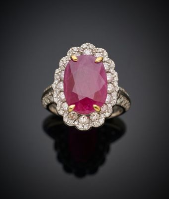 Bague ovale en rubis et diamants