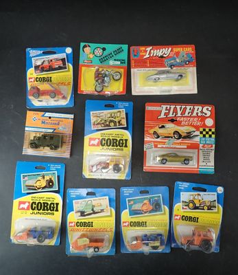 un grand nombre de voitures-jouets qui se trouvent sur la table
