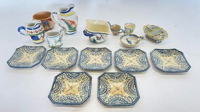 de nombreux types de plats et de tasses sur la table
