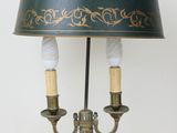 une lampe posée sur une table à côté d'une paire de ciseaux