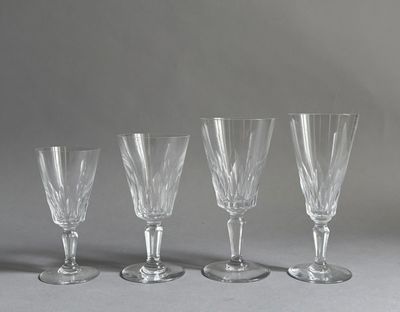 quatre verres à vin vides alignés sur une surface grise