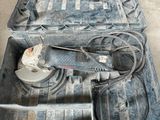 une caisse à outils avec des outils à l'intérieur sur le sol