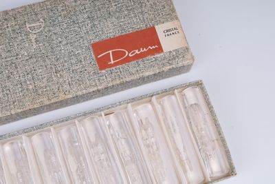 une boîte de brosses à dents vides posée sur une table