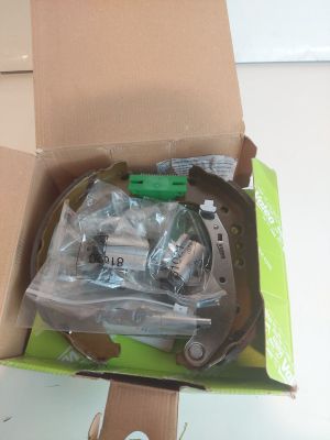 une boîte en carton contenant une petite voiture