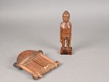 des figurines en bois représentant un homme et une charrette en bois, posées sur une surface grise