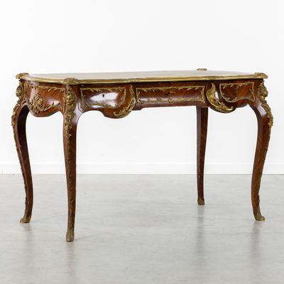 une petite table en bois avec un plateau en marbre