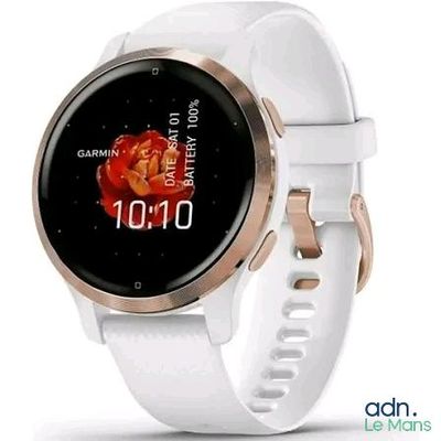 un gros plan d'une montre connectée avec une rose à l'écran