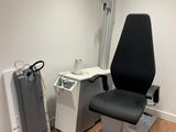 une photo d'une chambre d'hôpital avec une chaise et un écran