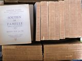 plusieurs cartons de livres empilés les uns sur les autres sur une table