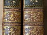 deux vieux livres posés sur une table l'un à côté de l'autre