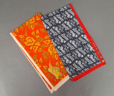 LOEWE. Lot de deux gavroches en coton l'un à décor du nom de…